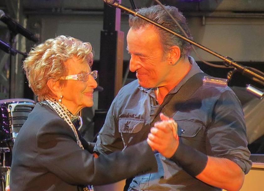 Bruce Springsteen ama il suo pubblico e ama stupire, per questo in ogni concerto regala una sorpresa, chiamando un fan sul palco: ragazzino o nonnina, figlia o madre, la sua scelta è assai trasversale e comunque apprezzata dal pubblico. Qui ad esempio è con sua mamma, Adele, una rock lady di 90 anni, figlia di Antonio originario di Vico Equense. Con lei il Boss si lascia andare a una versione molto scanzonata di Ramrod,scaldando il pubblico del Madison Square Garden di New York
